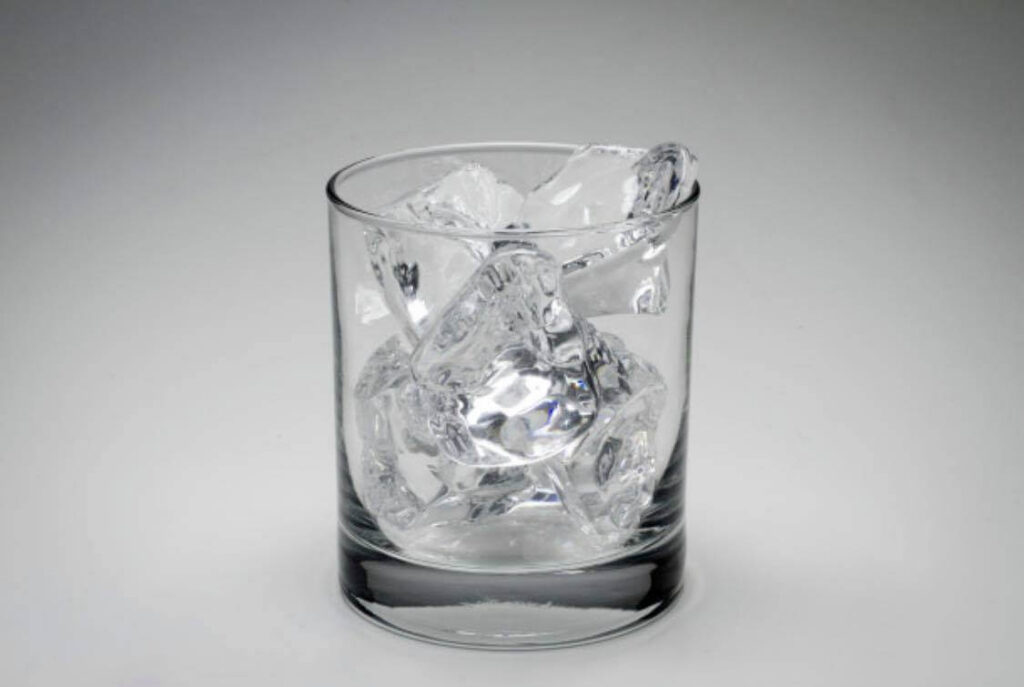 chłodzenie szklanki za pomocą lodu - negroni przygotowanie