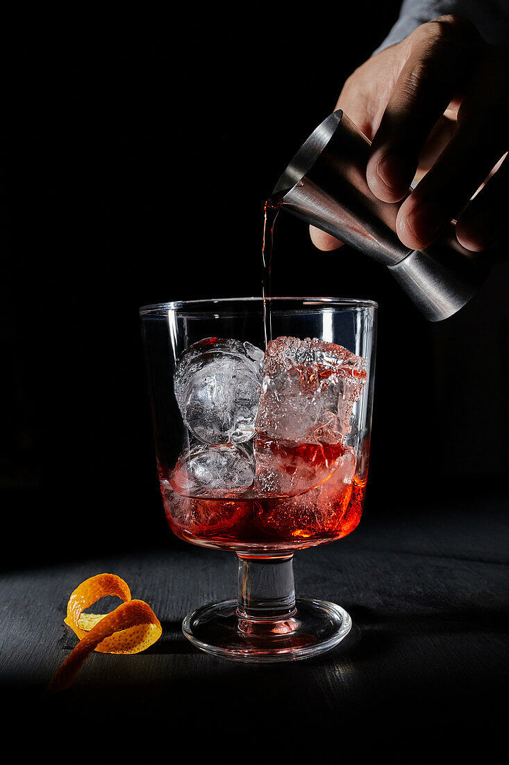 vermouth nalewany z miarki barmańskiej do szklanki koktajlu negroni